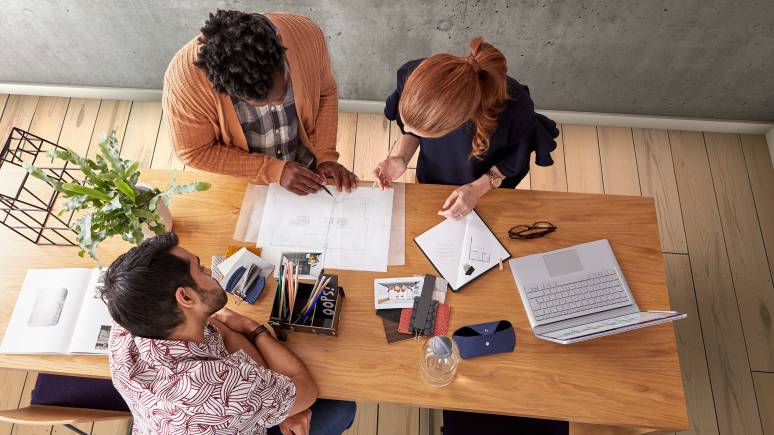Makers Commons 3 personnes autour d'une table
