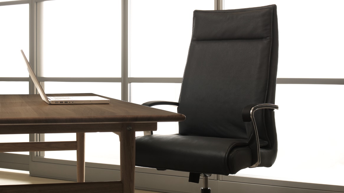 Chord High-Back/Large Scale Conference Chair with Aluminum Arms