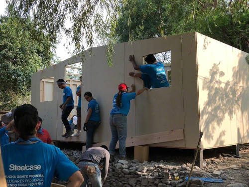 Des bénévoles de Steelcase construisent une maison à Monterrey